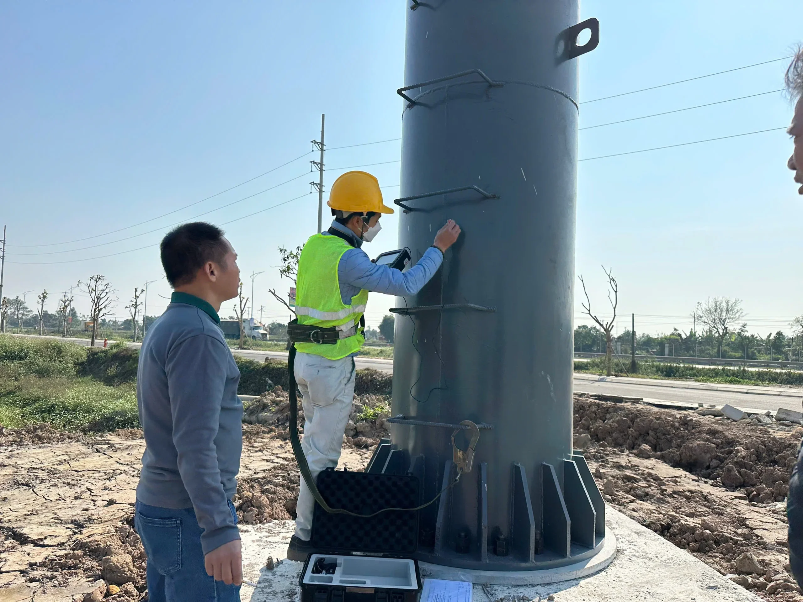 THIẾT KẾ CỘT VÀ BIỂN QUẢNG CÁO DỌC TUYẾN ĐƯỜNG